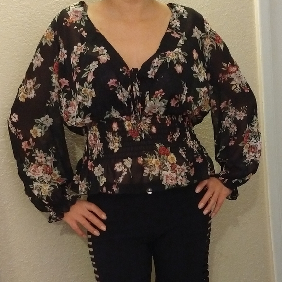 Women's Blouse - Picture 4 of 8